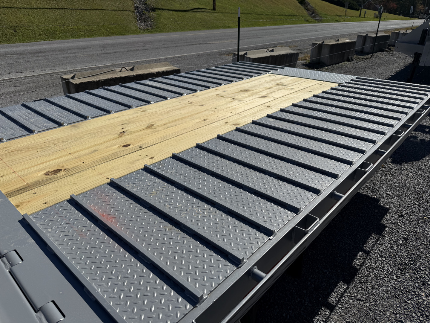 New 2026 Diamond C FMAX212 GOOSENECK TRAILER HYDRO JACKS & DOVE ALUMINUM OUTER RIMS 17.5