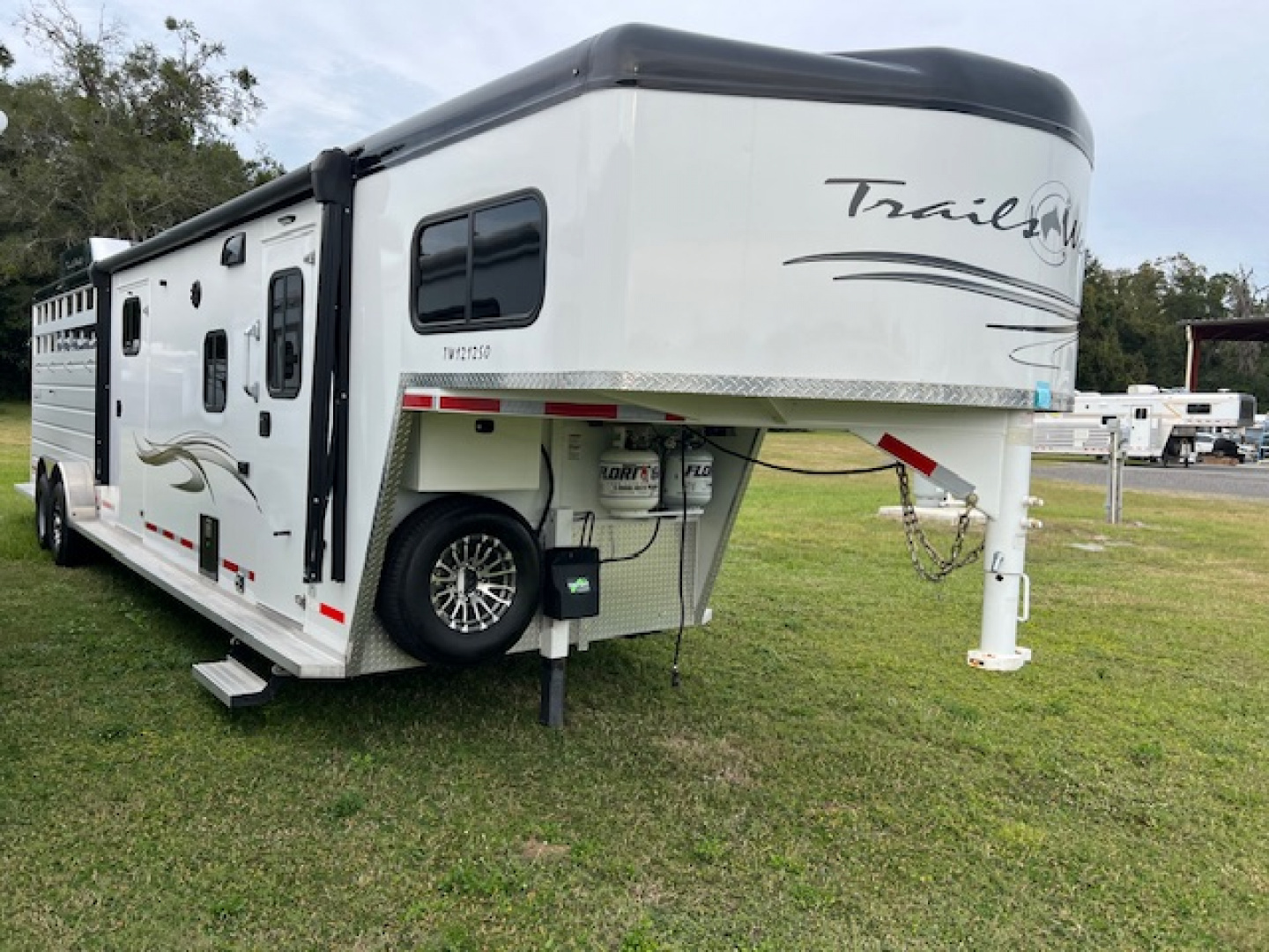 Used 2023 Trails West Santa Fe 12'lq w/midtack and stock area Stock / Stock Combo Trailer