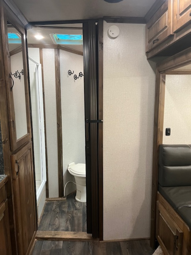 Used 2023 Trails West Santa Fe 12'lq w/midtack and stock area Stock / Stock Combo Trailer