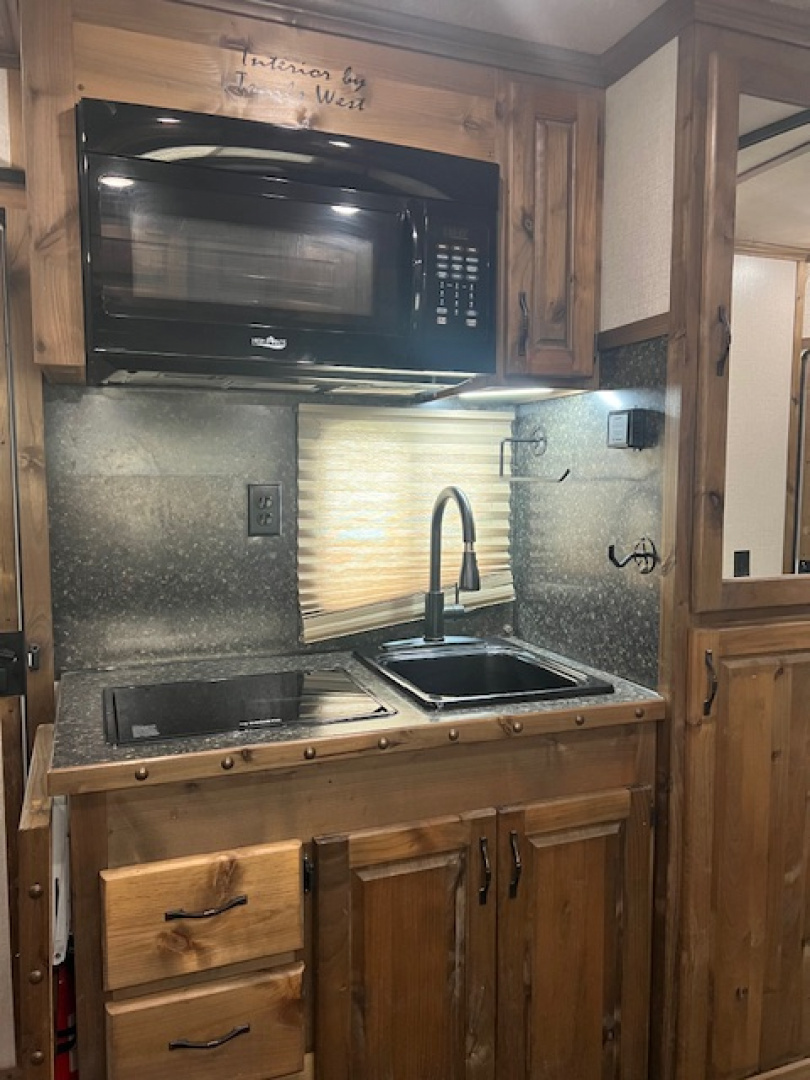 Used 2023 Trails West Santa Fe 12'lq w/midtack and stock area Stock / Stock Combo Trailer