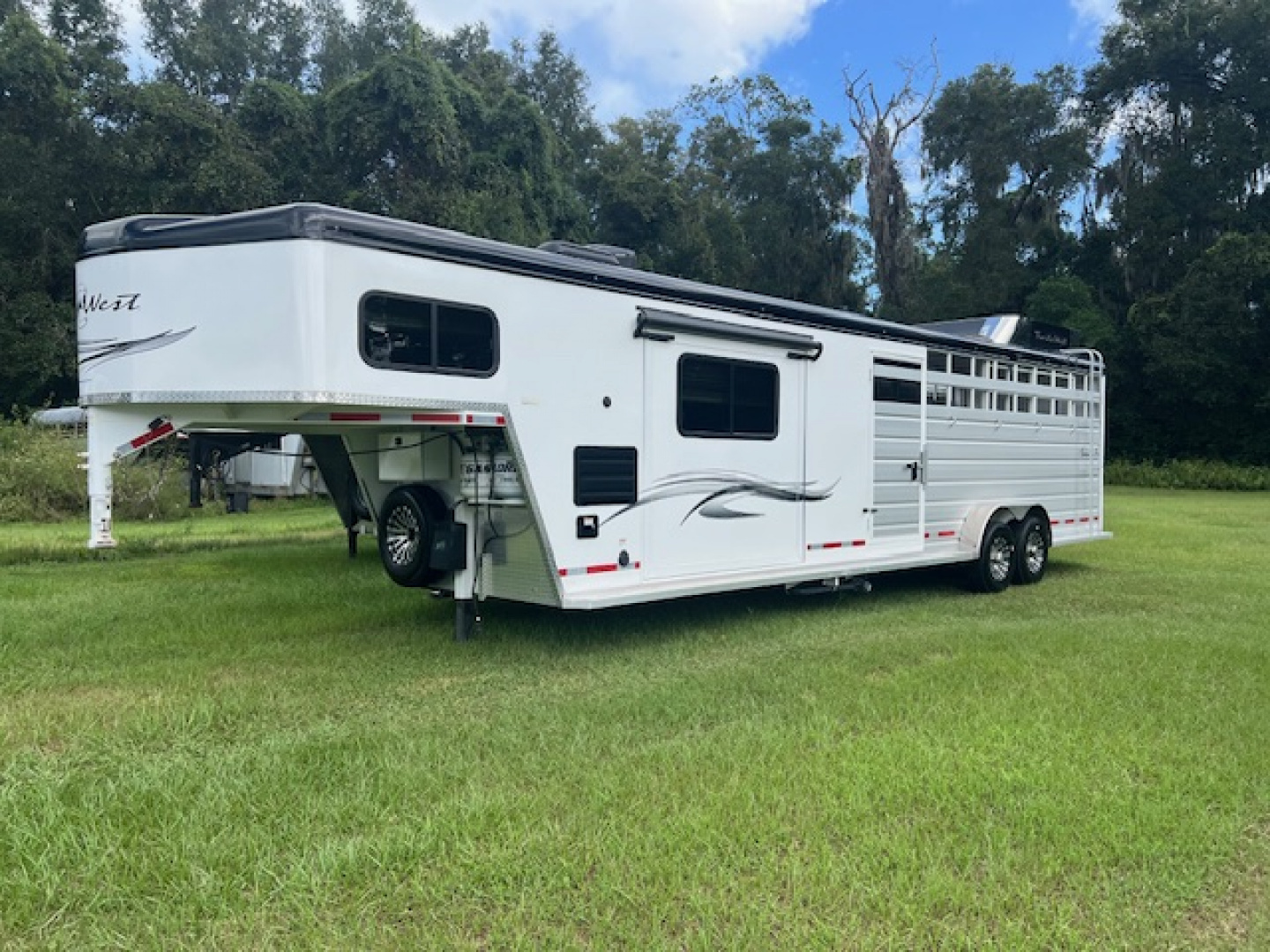 Used 2023 Trails West Santa Fe 12'lq w/midtack and stock area Stock / Stock Combo Trailer