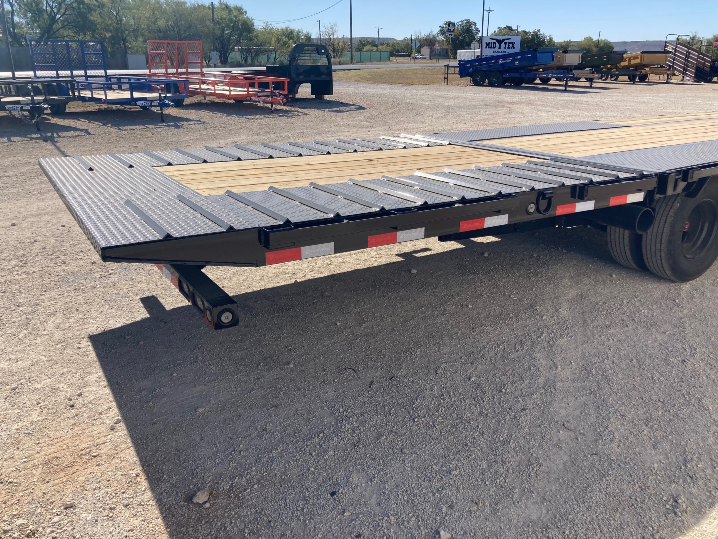 New 2026 Load Trail GL 102" x 32' Tandem Low-Pro Gooseneck w/Hyd. Dove