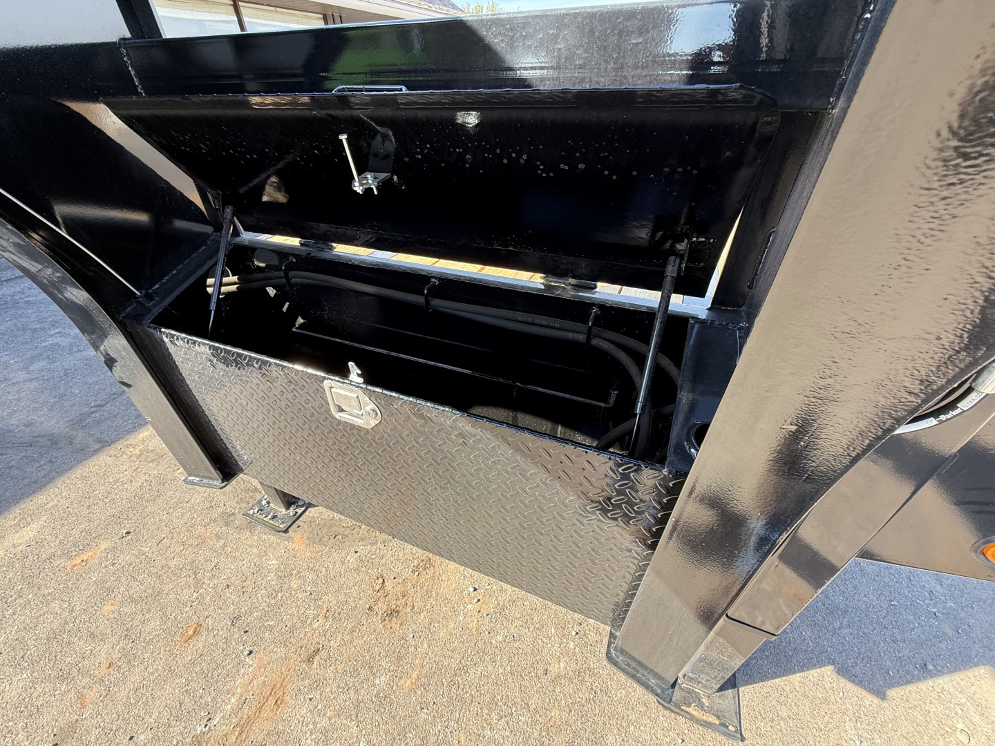 New 2026 PJ 102"x40' GN Low-Pro Air-Ride Flatbed w/ Duals - LD