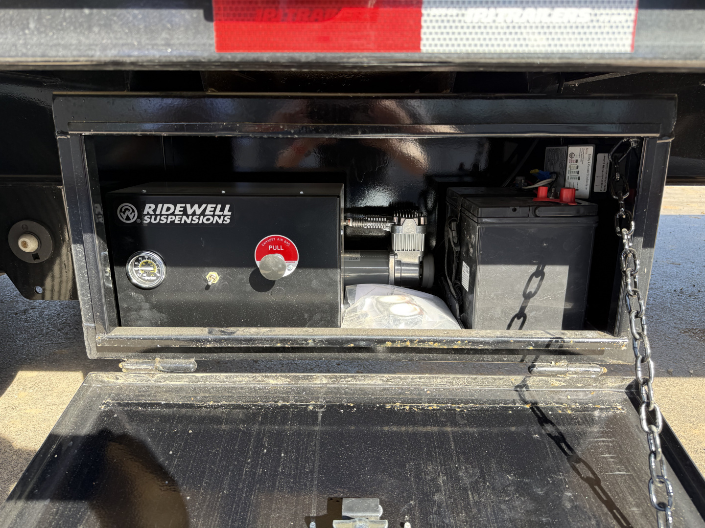 New 2026 PJ 102"x40' GN Low-Pro Air-Ride Flatbed w/ Duals - LD