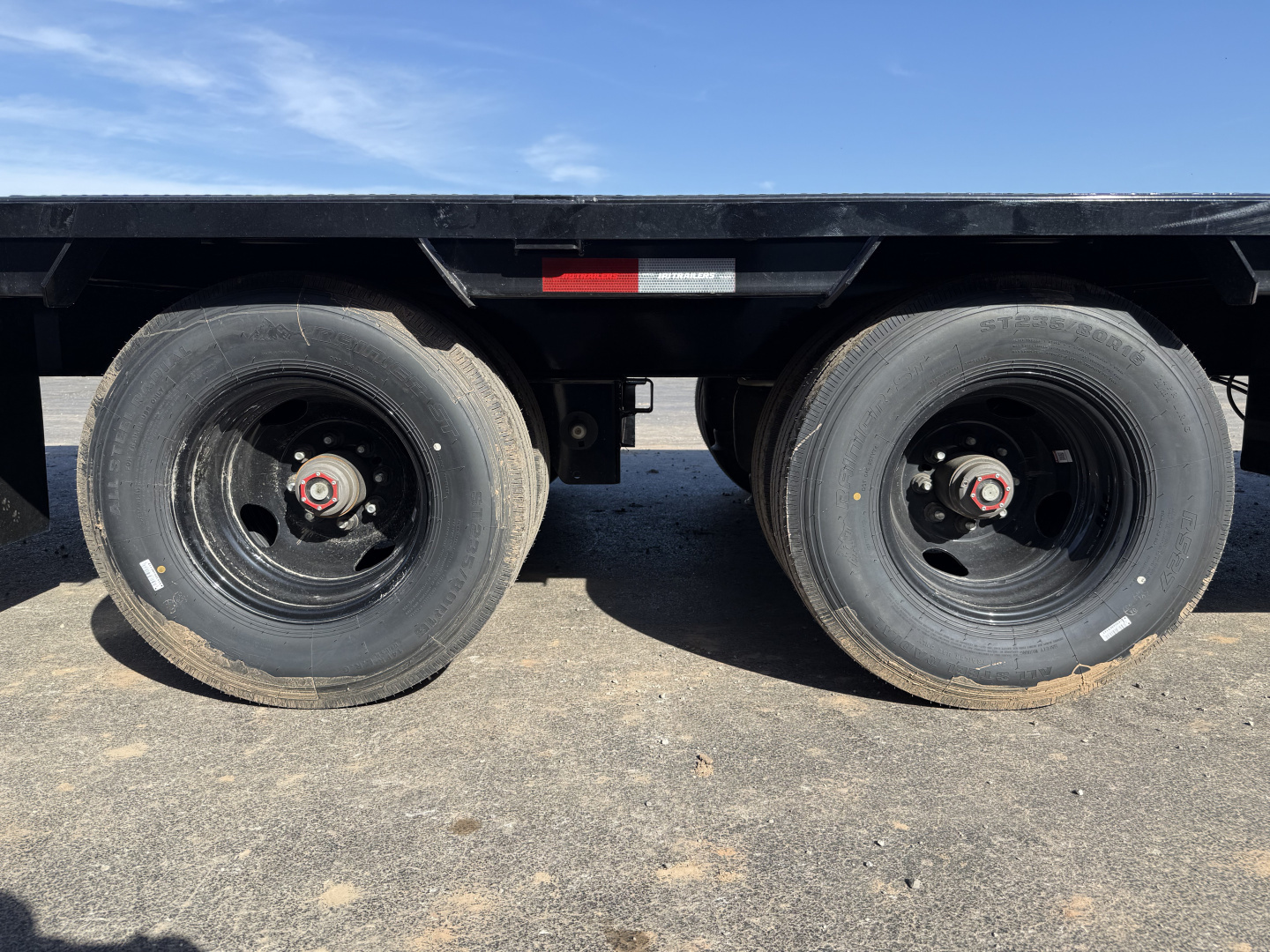 New 2026 PJ 102"x40' GN Low-Pro Air-Ride Flatbed w/ Duals - LD