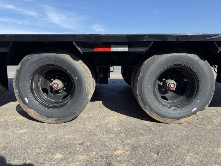 New 2026 PJ 102"x40' GN Low-Pro Air-Ride Flatbed w/ Duals - LD