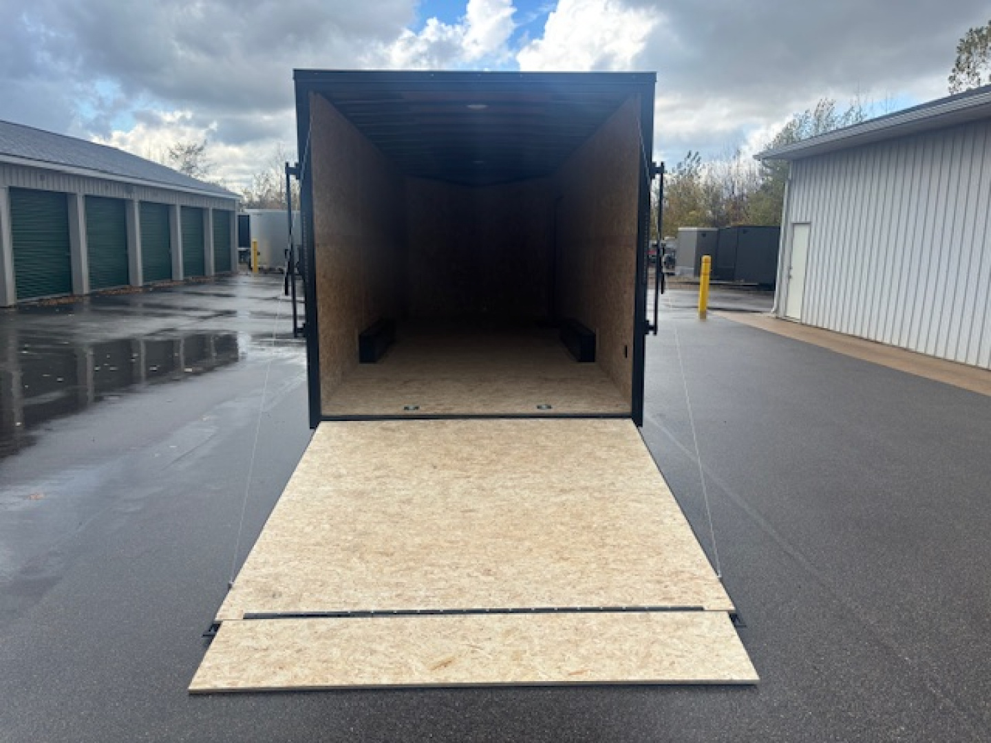 New 2026 Discovery Trailers 8.5x24 Enclosed Trailer/Car Hauler
