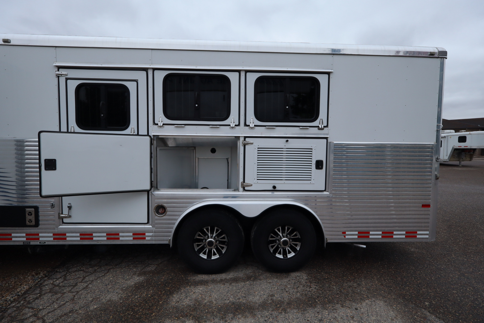 Used 2016 Sundowner 3 Horse LQ W/Slide-out Horse Trailer