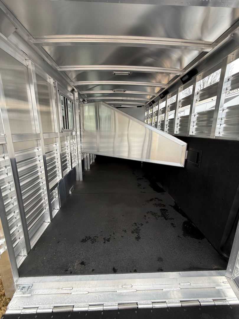 New 2026 Exiss Trailers Express CXF 4 Horse Slant Load GN w/Ramp Horse Trailer