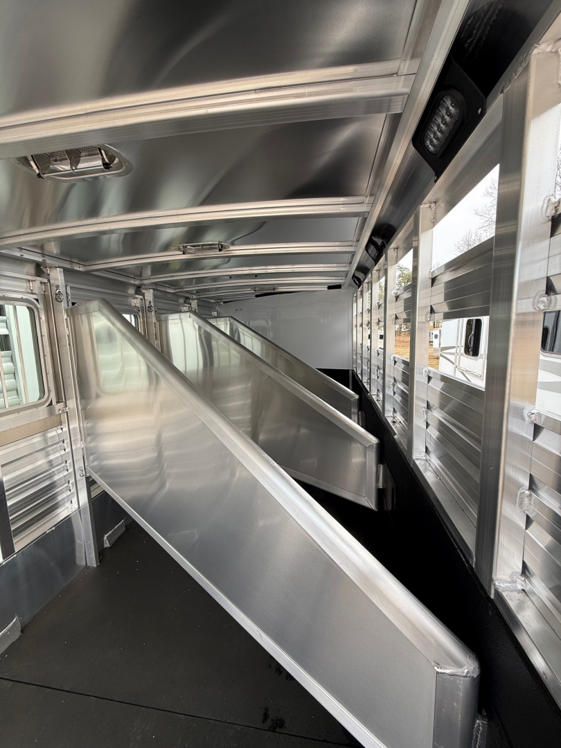 New 2026 Exiss Trailers Express CXF 4 Horse Slant Load GN w/Ramp Horse Trailer