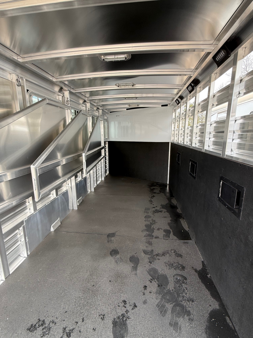 New 2026 Exiss Trailers Express CXF 4 Horse Slant Load GN w/Ramp Horse Trailer