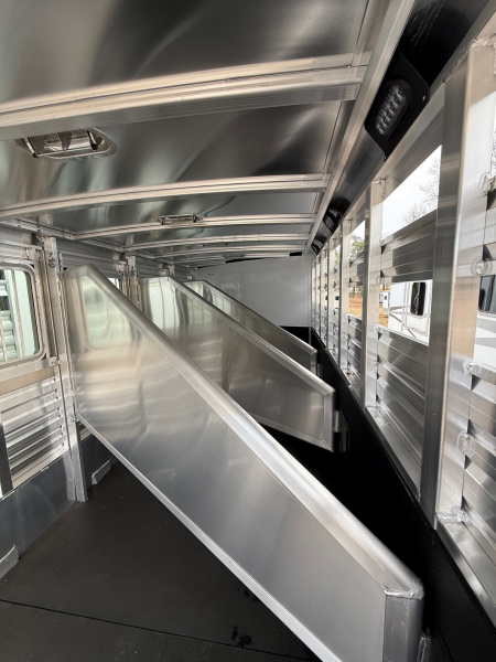 New 2026 Exiss Trailers Express CXF 4 Horse Slant Load GN w/Ramp Horse Trailer