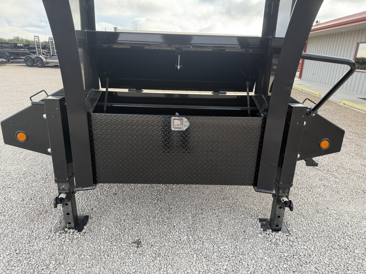 New 2026 PJ 102"x32' GN Low-Pro Flatbed w/ Duals - LD