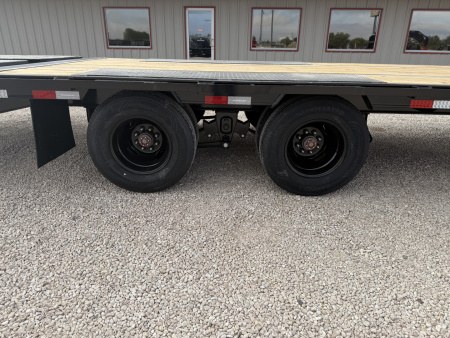 New 2026 PJ 102"x32' GN Low-Pro Flatbed w/ Duals - LD