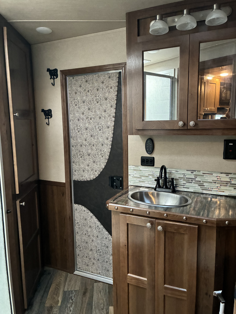 Used 2019 SMC Laramie 4H 15LQ Horse Trailer