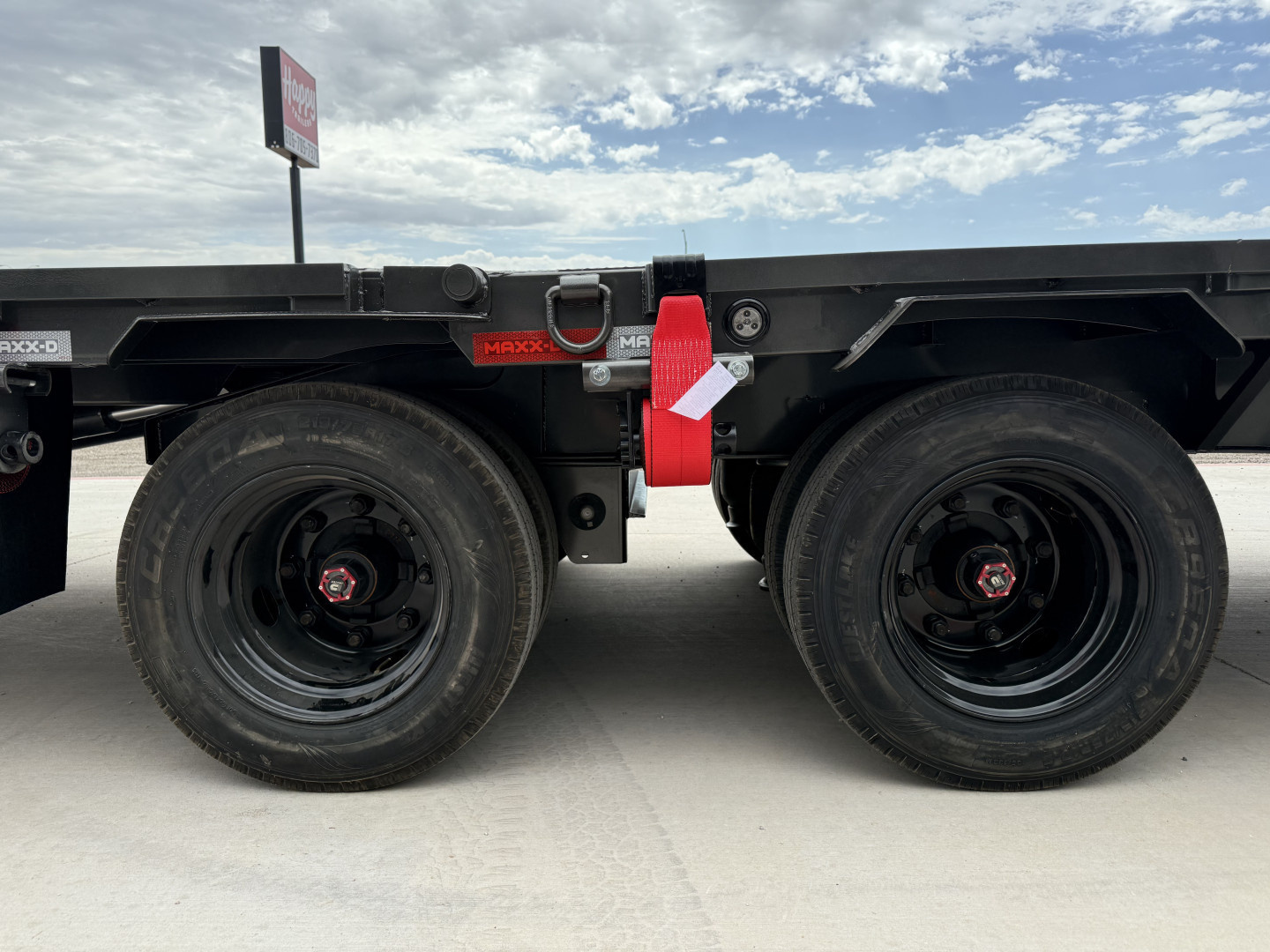 New 2026 MAXX-D 102”x40’ Hydraulic Dovetail GN Engineered Air-Ride Flatbed – 40K YHX