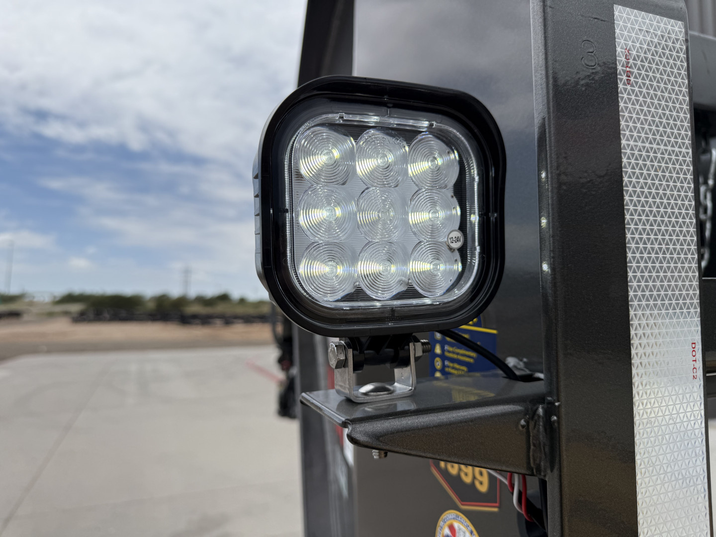 New 2026 MAXX-D 102”x40’ Hydraulic Dovetail GN Engineered Air-Ride Flatbed – 40K YHX