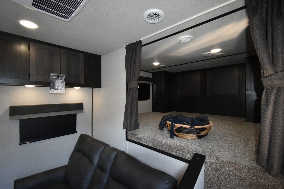New 2027 Bison Trailers Silverado 8313B.S Horse Trailer