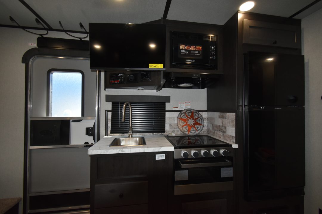 New 2027 Bison Trailers Silverado 8313B.S Horse Trailer