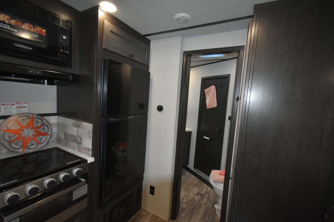 New 2027 Bison Trailers Silverado 8313B.S Horse Trailer
