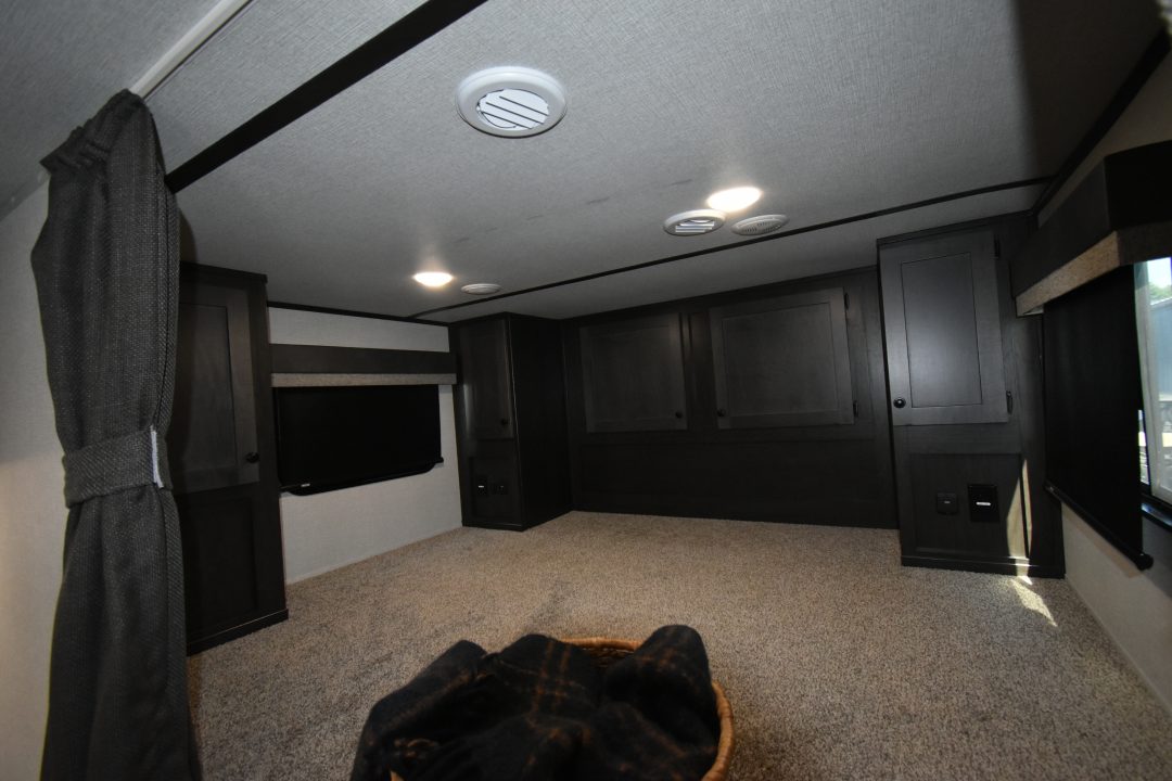 New 2027 Bison Trailers Silverado 8313B.S Horse Trailer