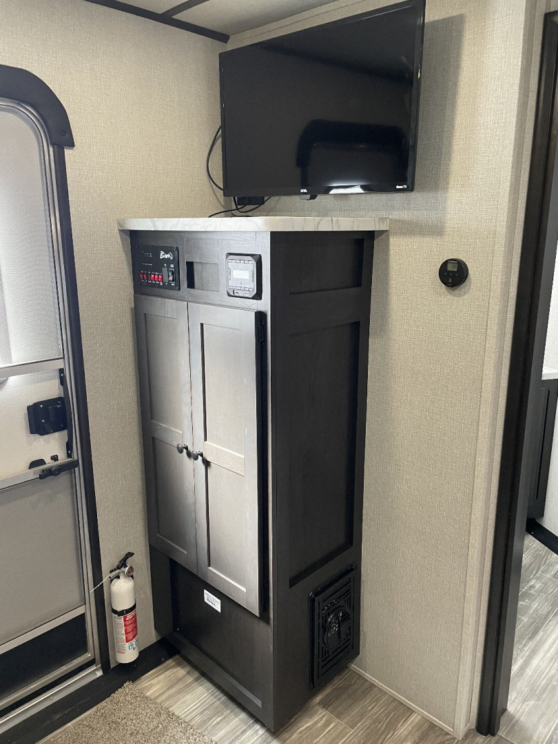 New 2026 Bison Trailers SV8309B Horse Trailer