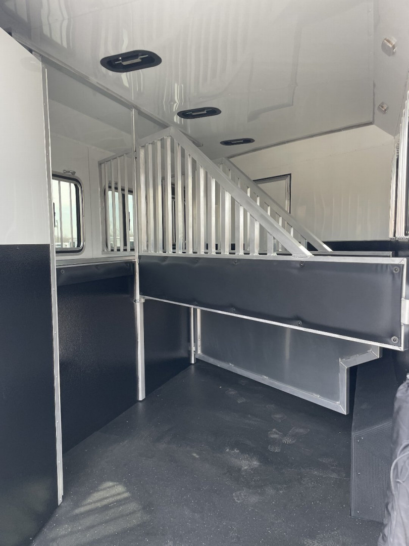 New 2026 Bison Trailers SV8309B Horse Trailer