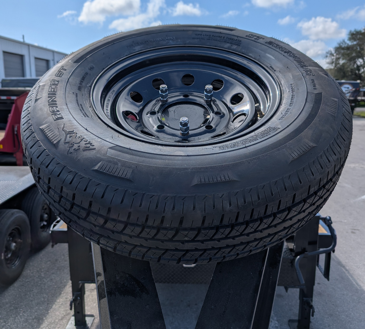 New 2025 Down 2 Earth Trailers DTE828GNDO7B Deckover Trailer