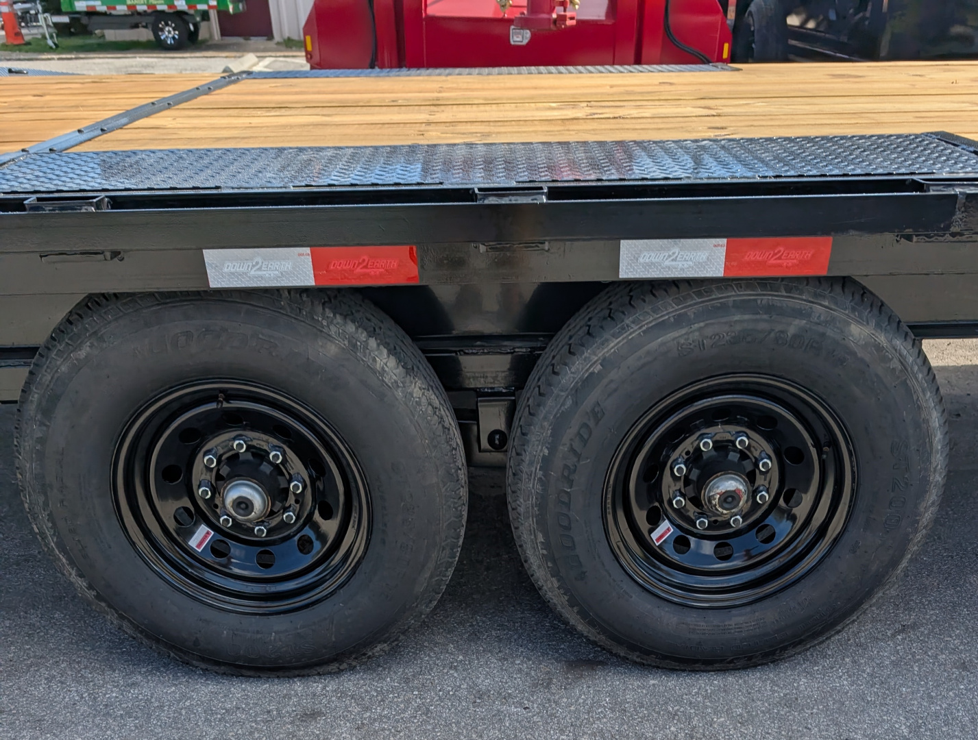 New 2025 Down 2 Earth Trailers DTE828GNDO7B Deckover Trailer