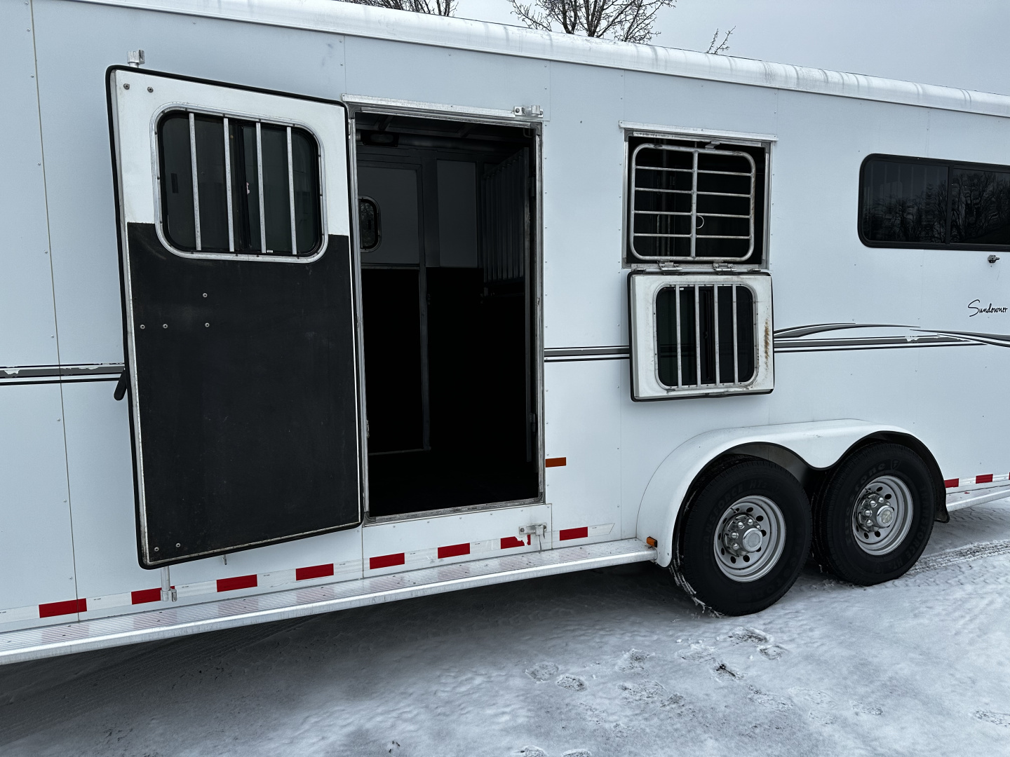 Used 2010 Sundowner SUNLITE 2+1 32' Horse Trailer