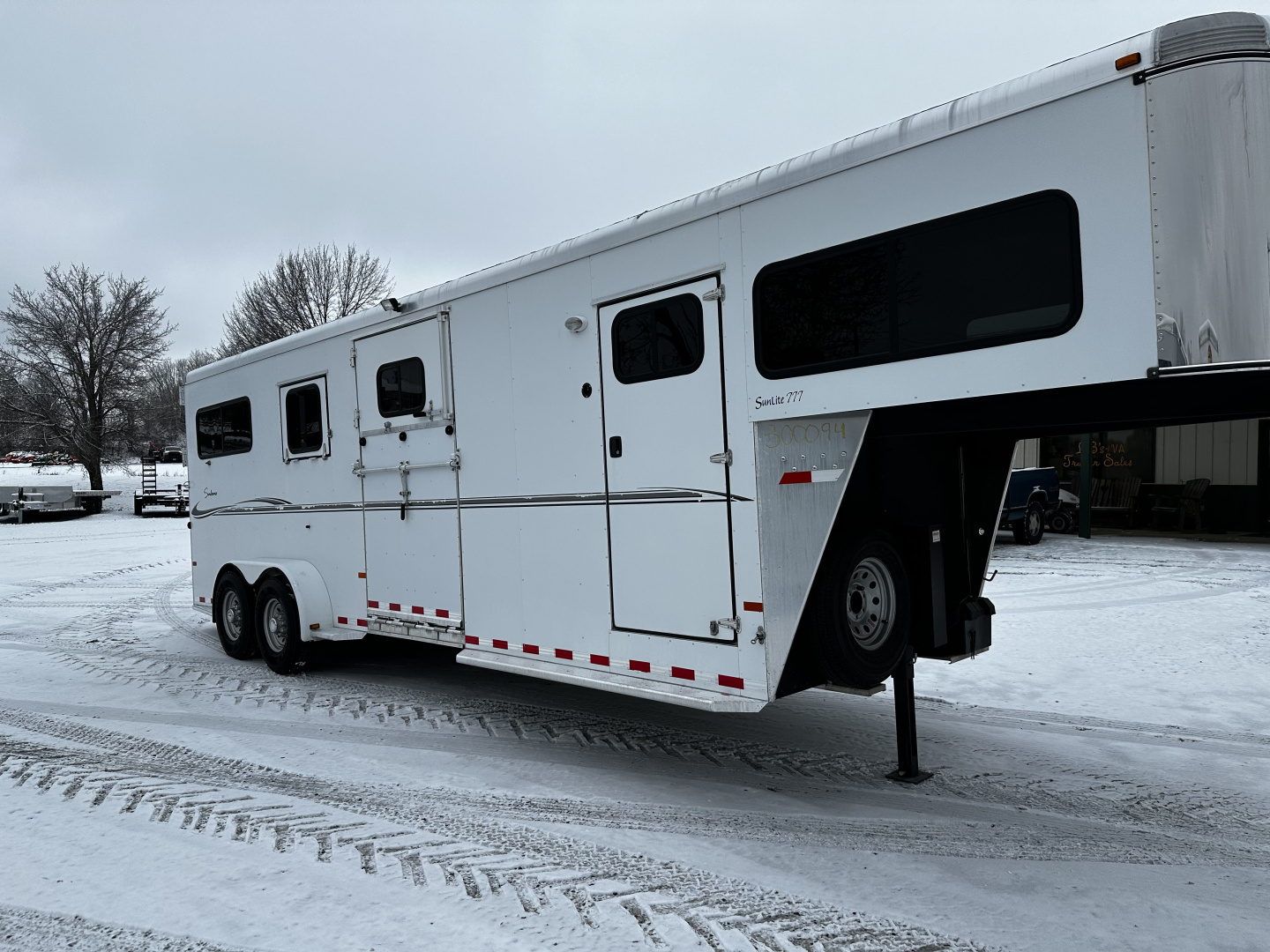 Used 2010 Sundowner SUNLITE 2+1 32' Horse Trailer