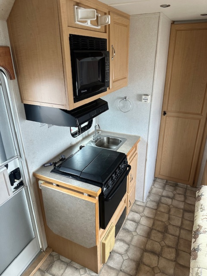 Used 2005 Trails West 4 Horse Living Quarter