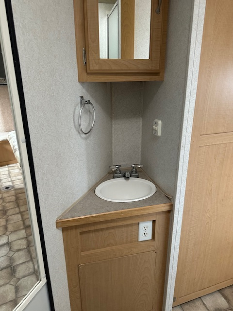 Used 2005 Trails West 4 Horse Living Quarter