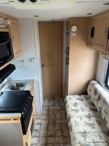 Used 2005 Trails West 4 Horse Living Quarter