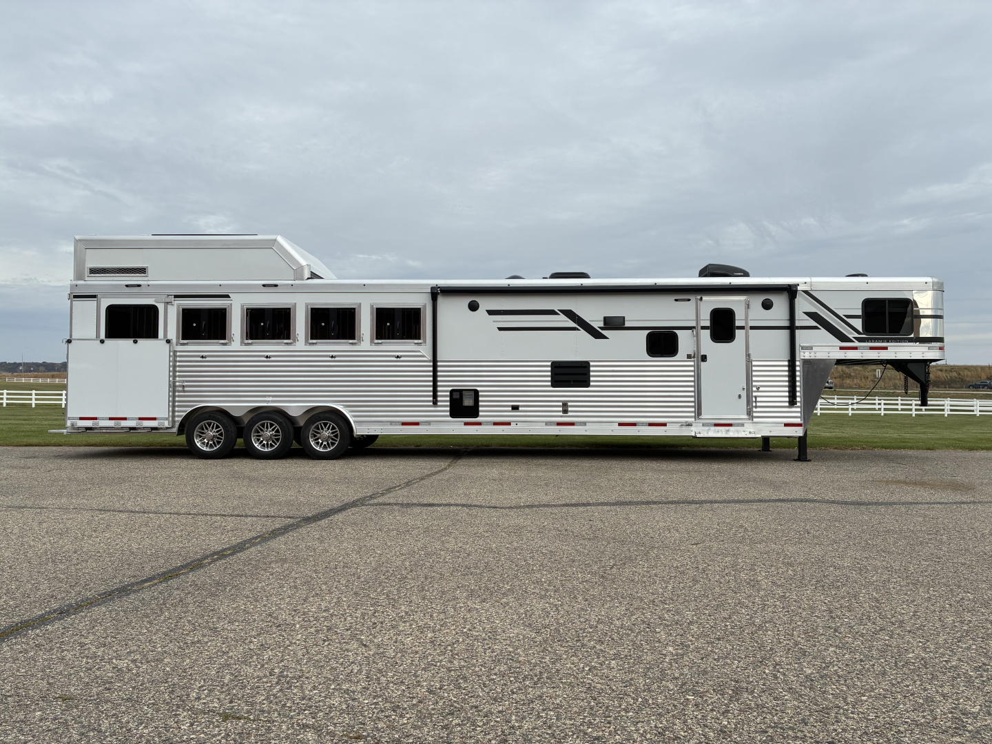 New 2026 SMC Laramie L8514SSRT 5H 14' LQ Horse Trailer