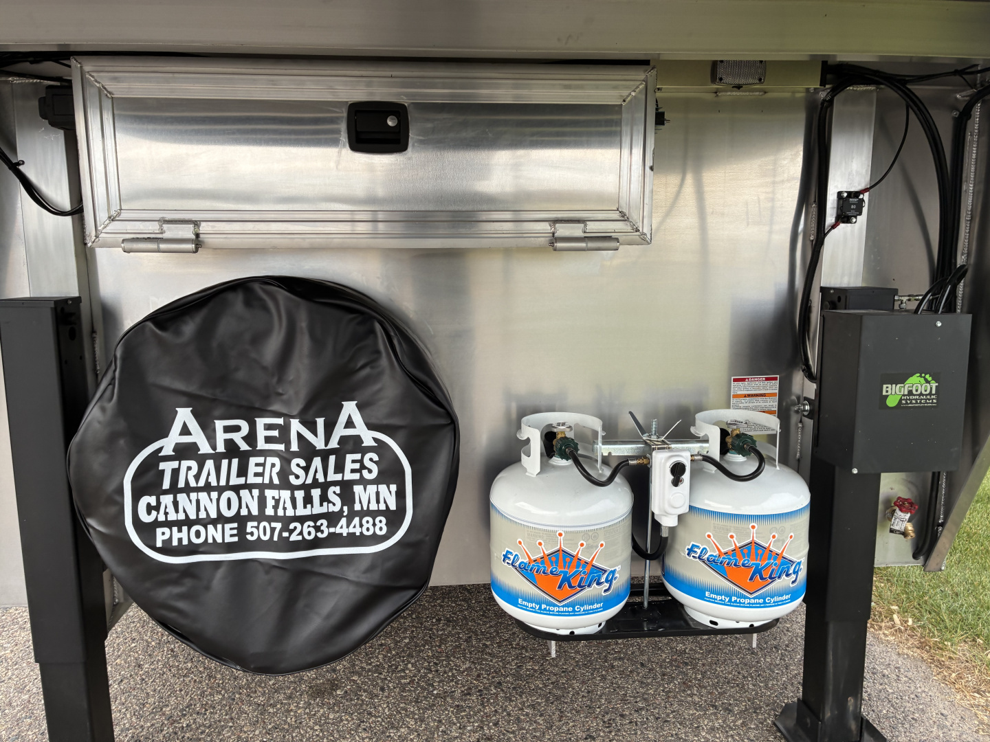 New 2026 SMC Laramie L8514SSRT 5H 14' LQ Horse Trailer