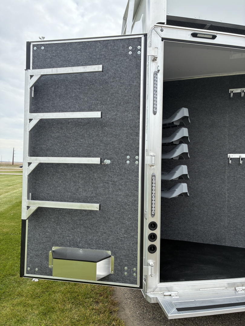 New 2026 SMC Laramie L8514SSRT 5H 14' LQ Horse Trailer