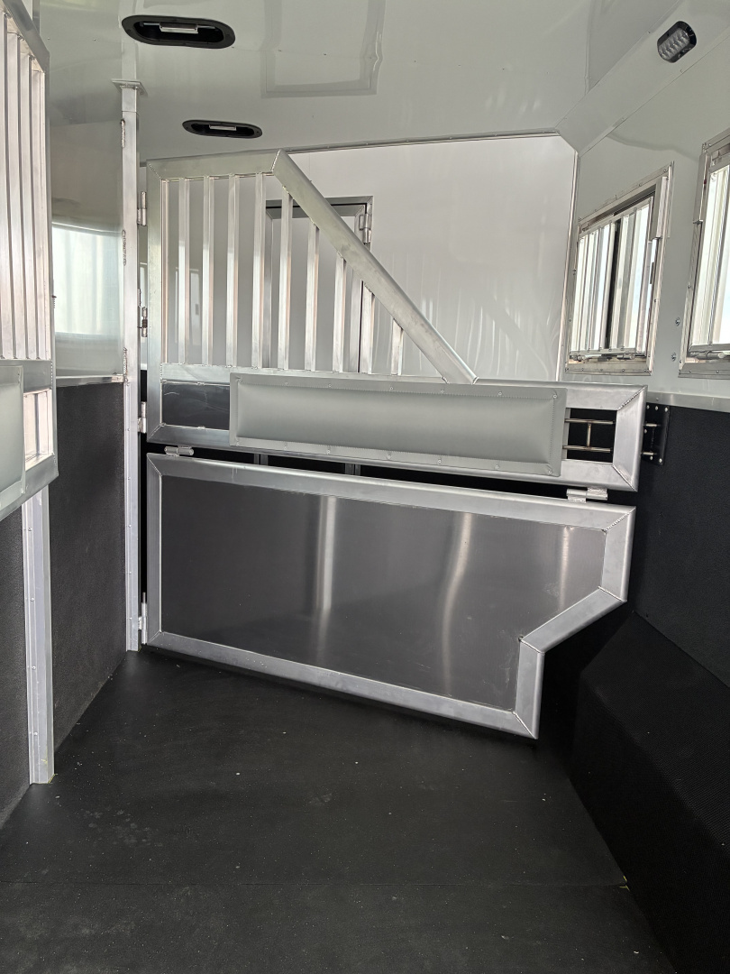 New 2026 SMC Laramie L8514SSRT 5H 14' LQ Horse Trailer