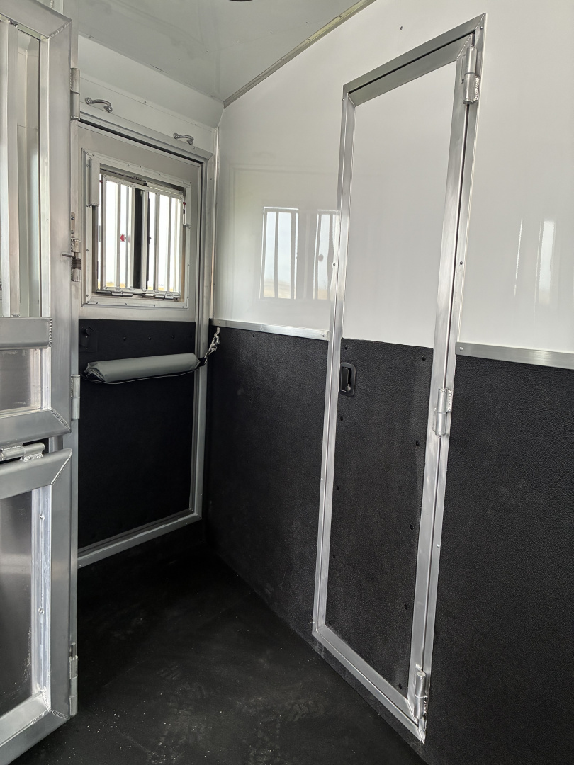 New 2026 SMC Laramie L8514SSRT 5H 14' LQ Horse Trailer