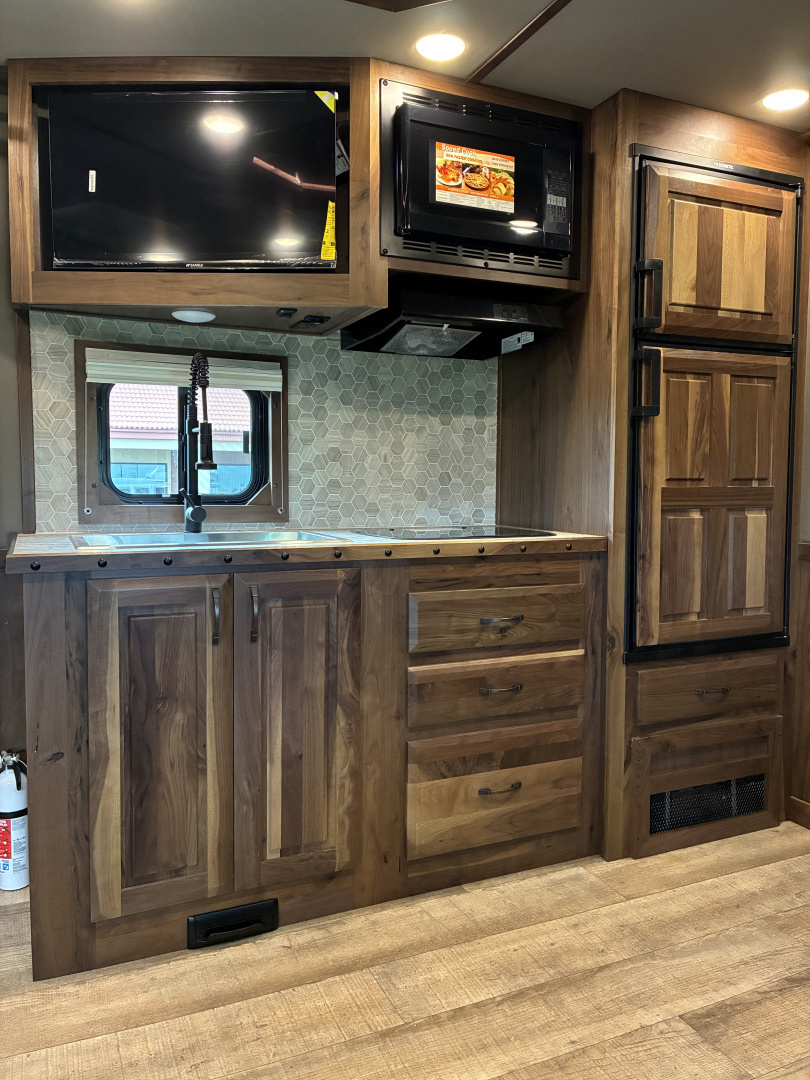 New 2026 SMC Laramie L8514SSRT 5H 14' LQ Horse Trailer