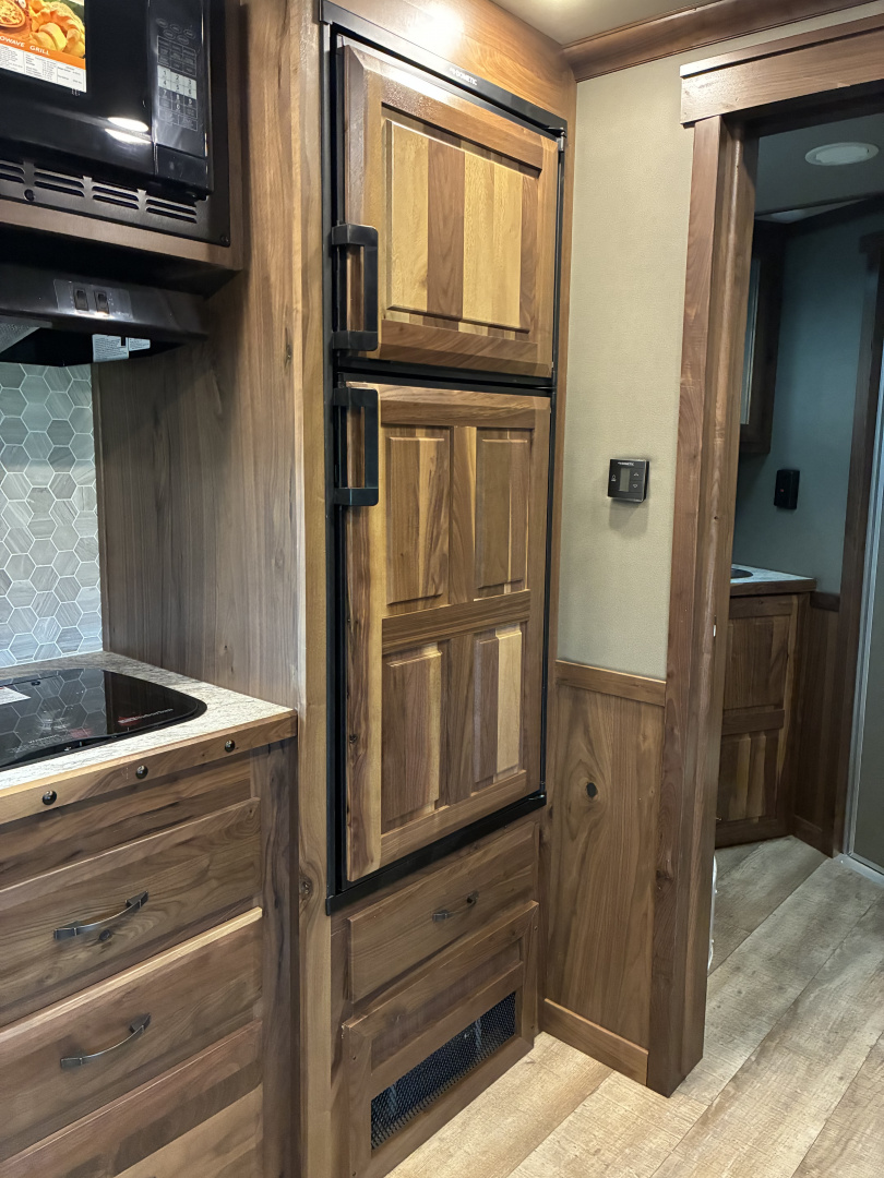 New 2026 SMC Laramie L8514SSRT 5H 14' LQ Horse Trailer