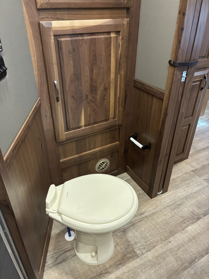 New 2026 SMC Laramie L8514SSRT 5H 14' LQ Horse Trailer