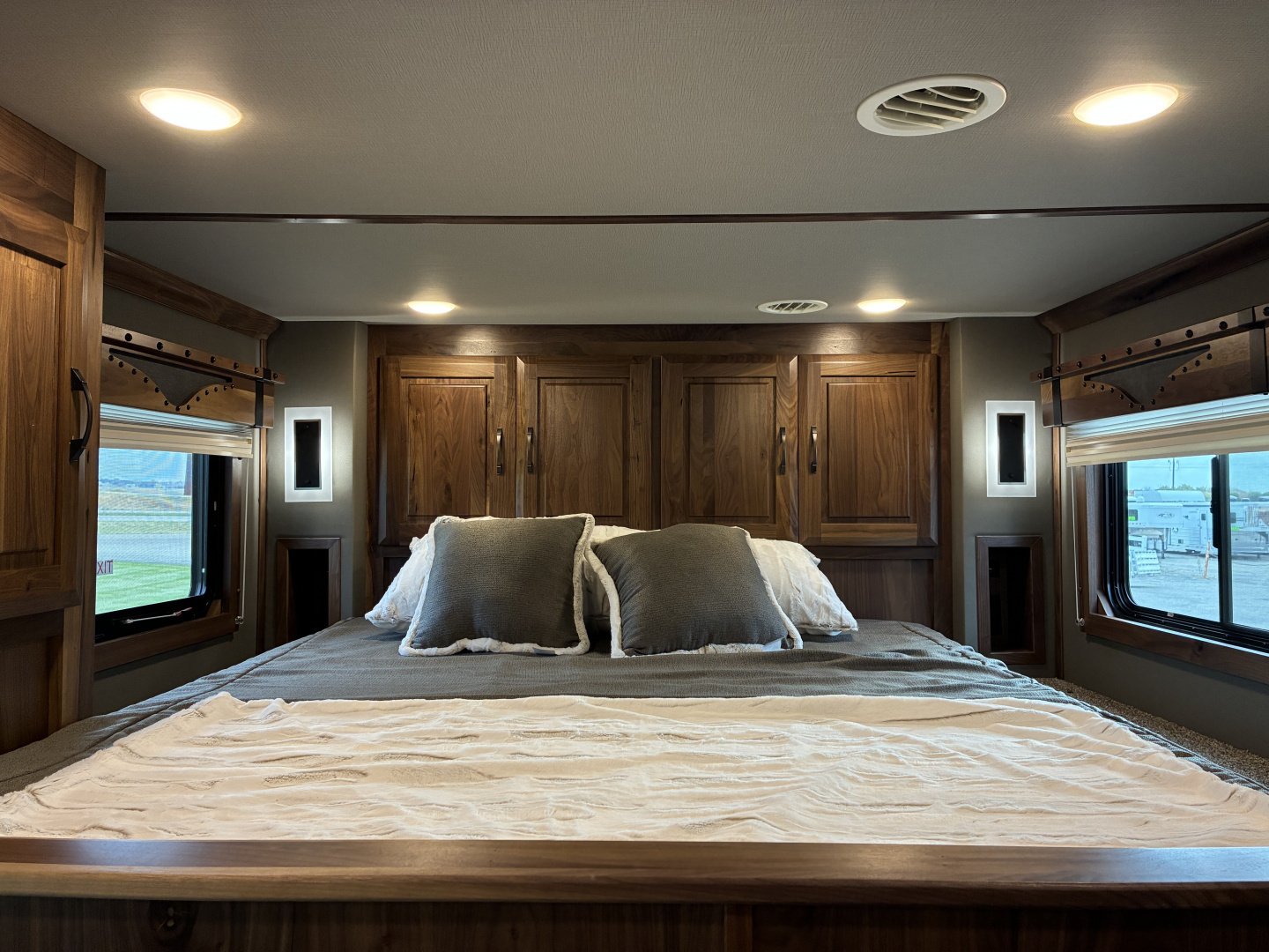 New 2026 SMC Laramie L8514SSRT 5H 14' LQ Horse Trailer