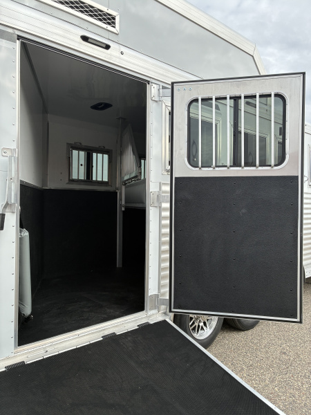 New 2026 SMC Laramie L8514SSRT 5H 14' LQ Horse Trailer
