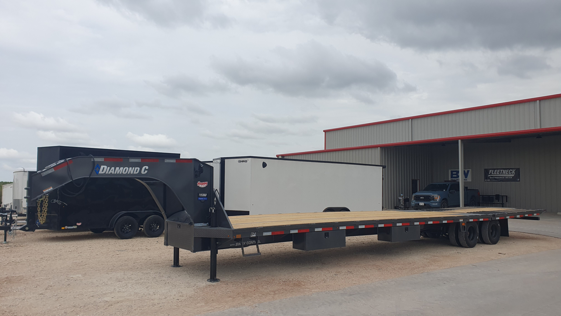 New 2026 Diamond C 102"x40' Engineered Beam FMAX212 w/ Hyd. Dovetail Pacesetter Edition