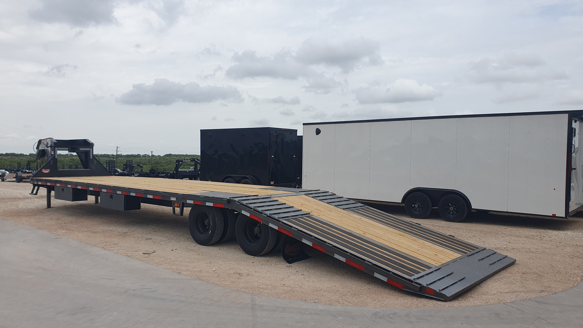 New 2026 Diamond C 102"x40' Engineered Beam FMAX212 w/ Hyd. Dovetail Pacesetter Edition