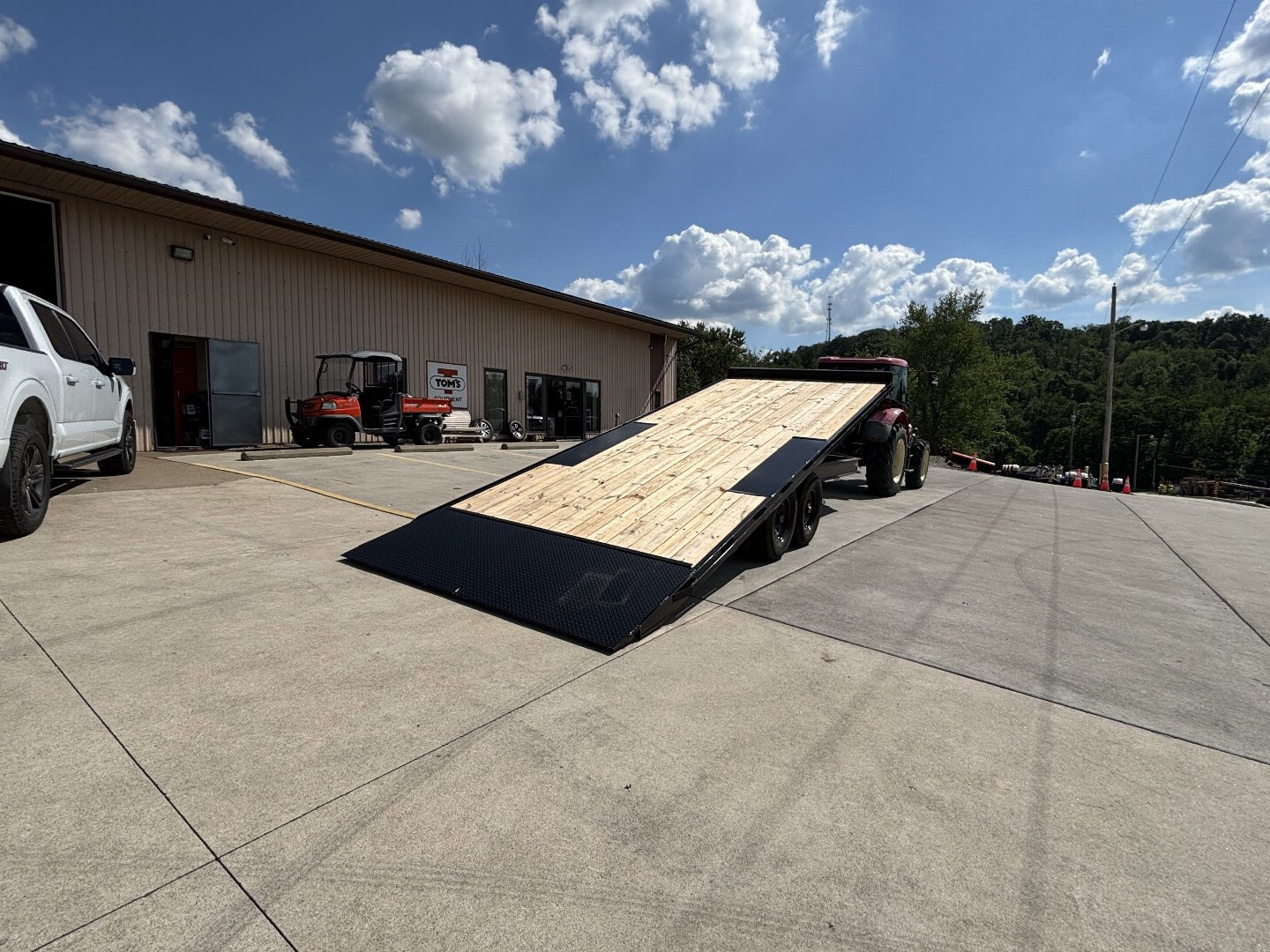 New 2026 Down 2 Earth Trailers 24' Deckover - Hydraulic Tilt Trailer w/ Winch Plate - 14000#GVWR