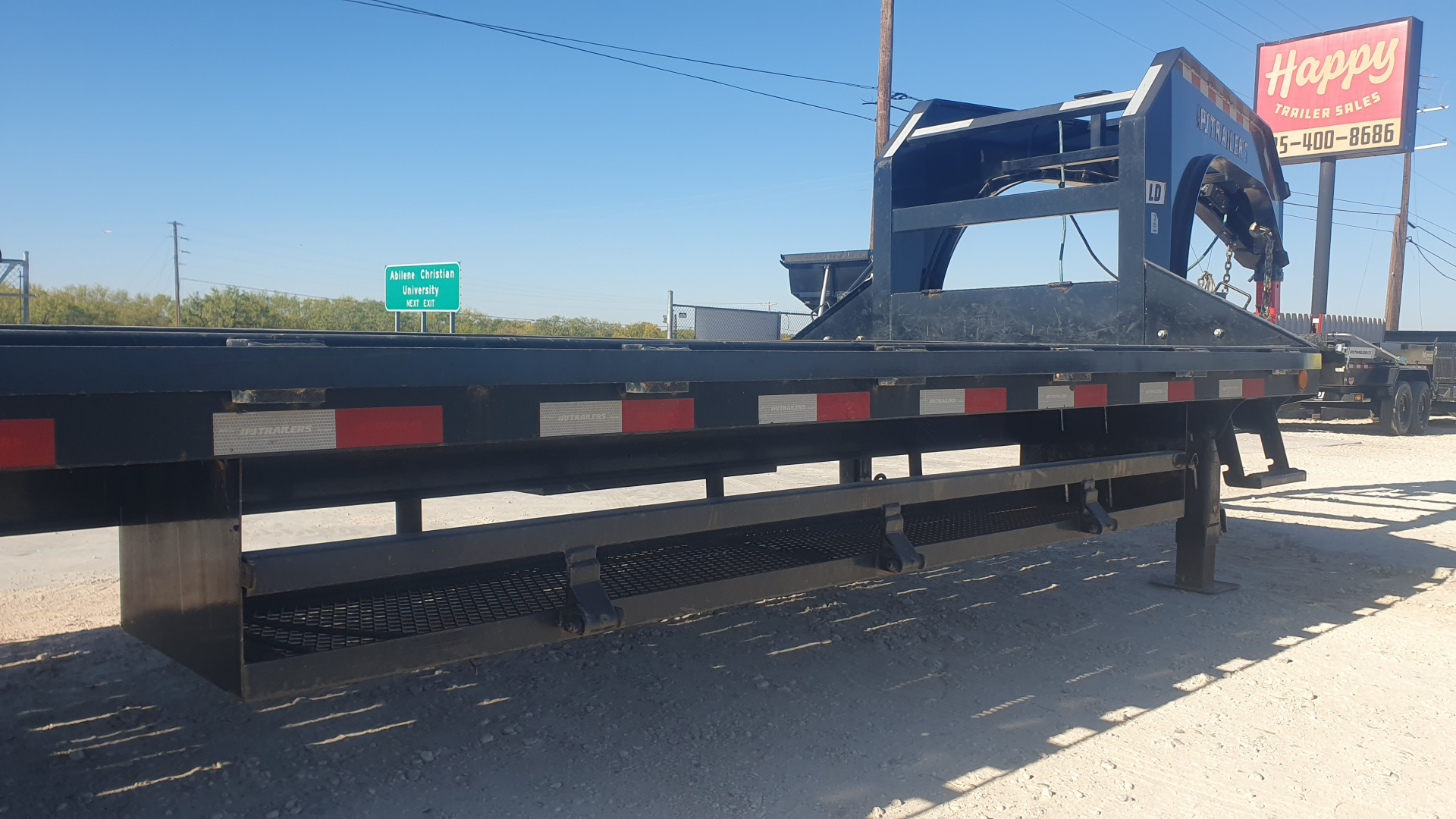 Used 2024 PJ 102"x40' GN Low-Pro Flatbed w/ Duals- LD
