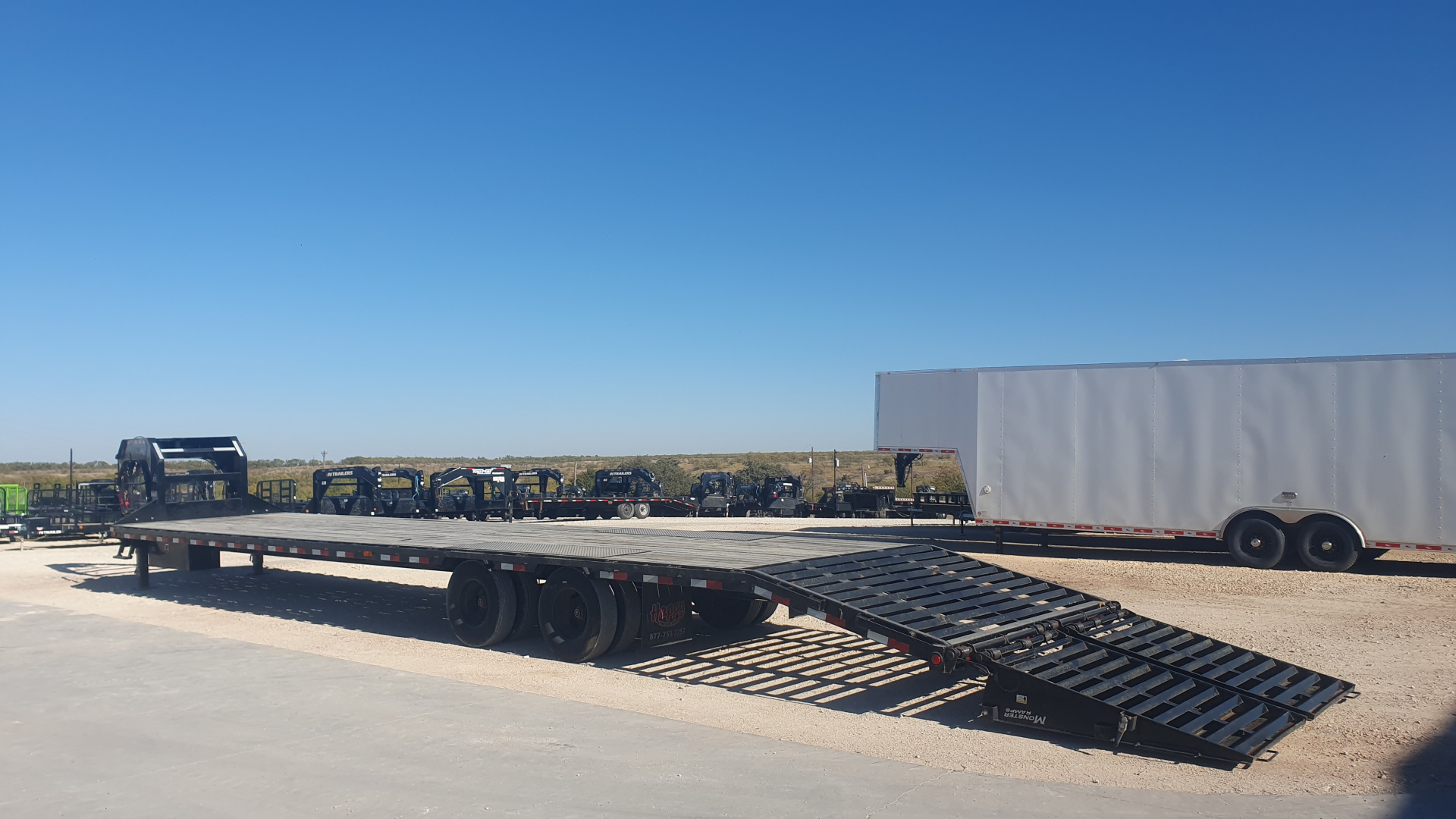 Used 2024 PJ 102"x40' GN Low-Pro Flatbed w/ Duals- LD