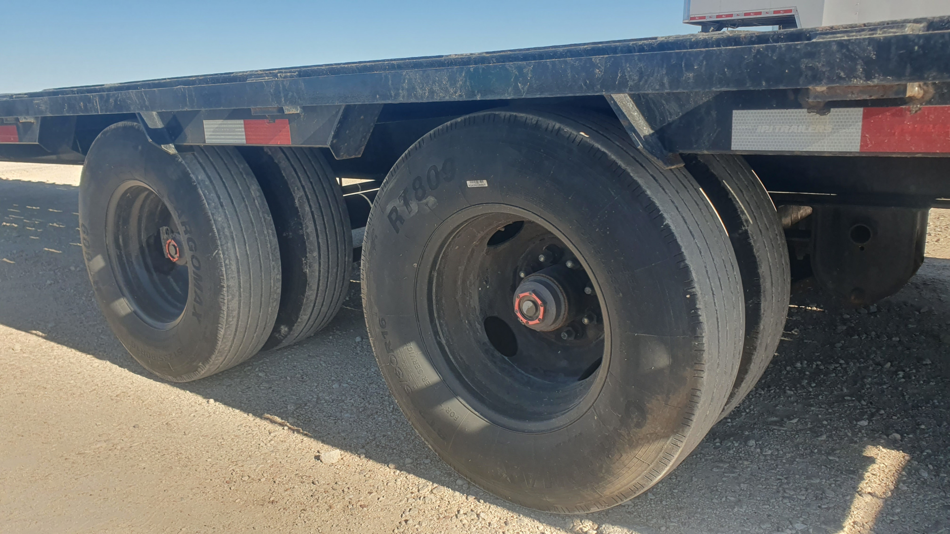 Used 2024 PJ 102"x40' GN Low-Pro Flatbed w/ Duals- LD